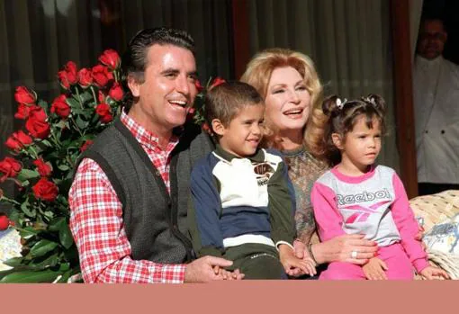 José Ortega Cano y Rocío Jurado presentando a sus hijos José fernando y Gloria Camila