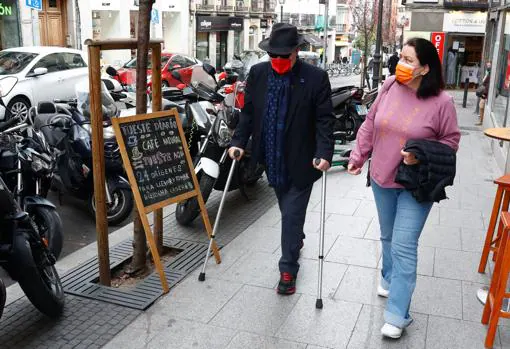 El actor junto a su mujer por las calles de Madrid