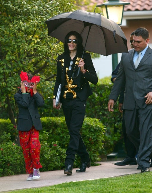 Michael Jackson con su tercer hijo.