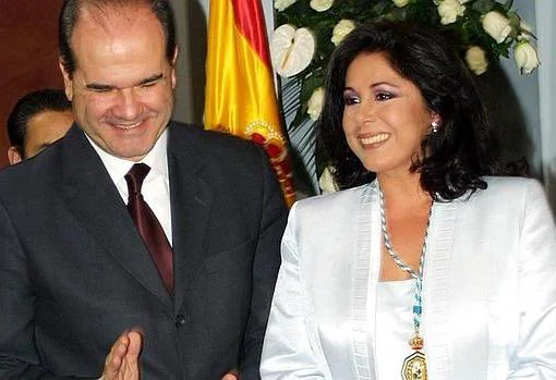Manuel Chaves, junto a Isabel Pantoja el día de la entrega de la Medalla de Andalucía