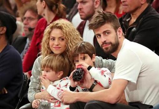 Shakira y Piqué junto a sus dos hijos