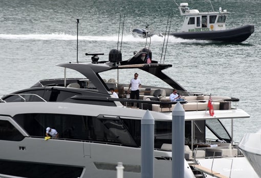 En el lateral de la parte superior del yate se puede ver el nombre del mismo: Seven.