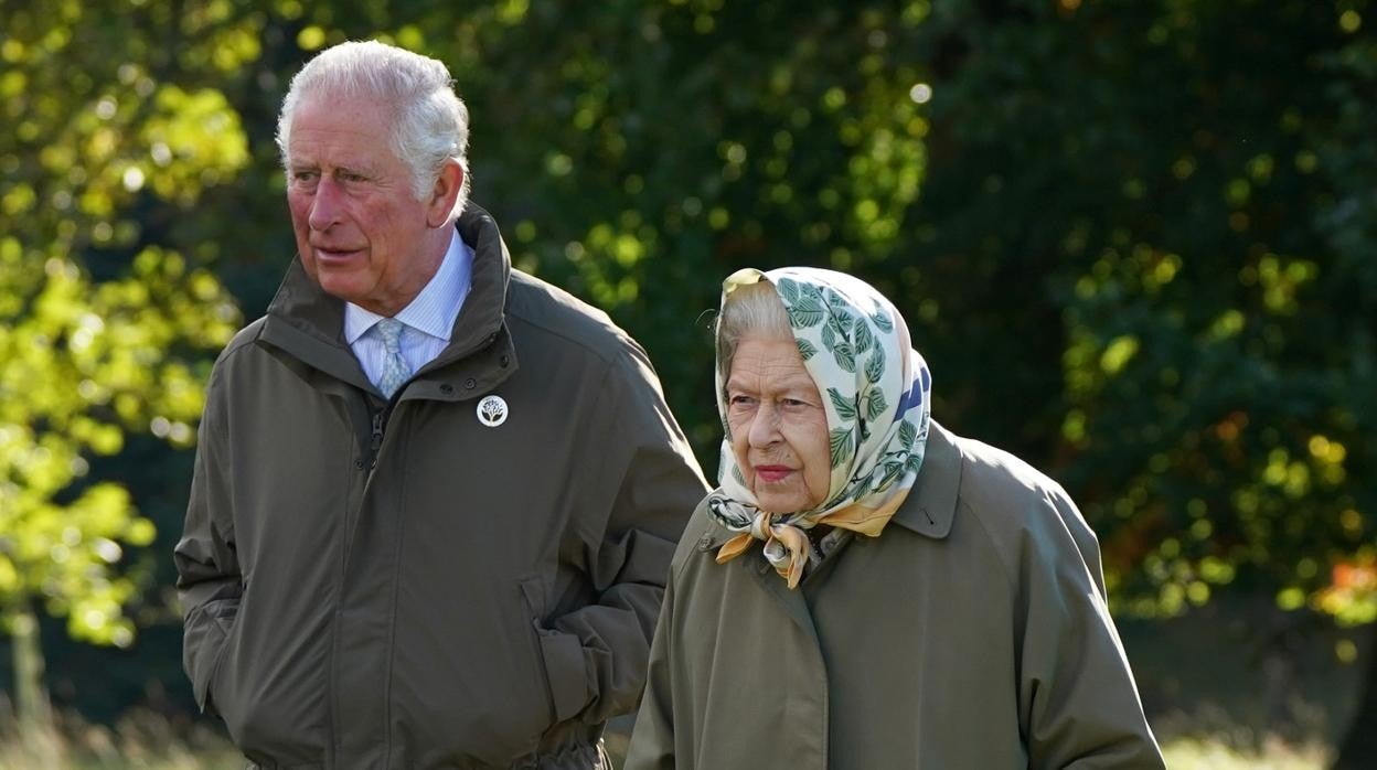 El Prícnipe Carlos y la Reina Isabel II