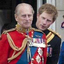 El Príncipe Felipe de Edimburgo junto al Príncipe Harry