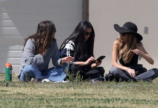 Sus amigas siguieron el culebrón muy atentas.