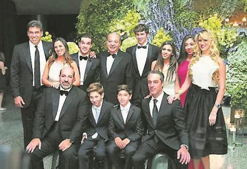 Carlos Slim en el centro junto a sus tres hijos Carlos, Marco Antonio y Patrick. Sus tres hijas Johanna, Vanessa y Soumaya y algunos de sus yernos y dos de sus 23 nietos