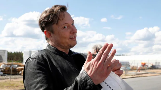 Elon Musk, el magnate que se gasta millones de dólares en Twitter, pero no tiene casa y duerme con sus colegas