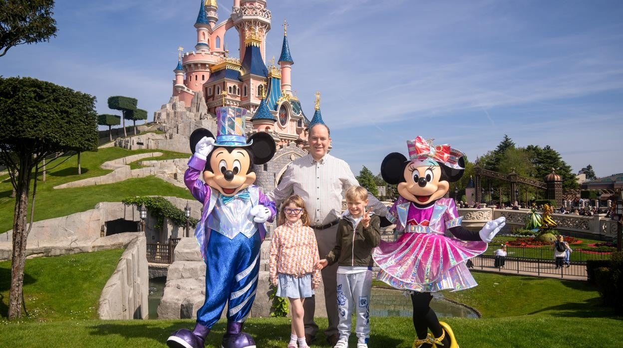 Alberto de Mónaco junto a sus dos hijos, en Disneyland Paris