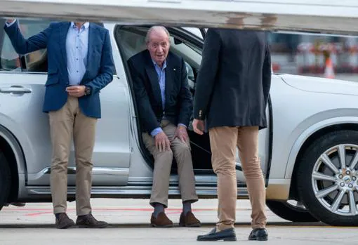 Don Juan Carlos llega a España: ¿Quiénes le han recibido al pie del avión en el aeropuerto de Vigo?