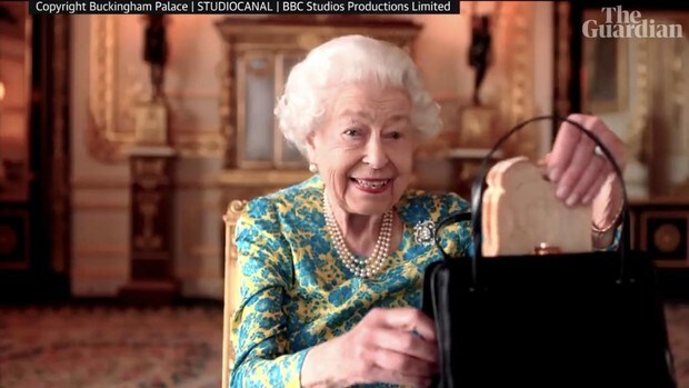 Un oso, una tetera y un sándwich: el video viral de la reina Isabel del que todo el mundo habla