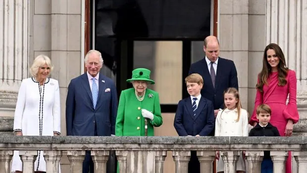 La reina Isabel II cierra desde el balcón del Palacio los cuatro días de celebración por su Jubileo