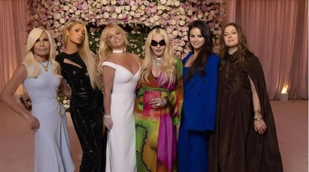 Britney Spears, junto a sus invitadas estrella: Donatella, Paris Hilton, Madonna, Selena Gómez y Drew Barrymore