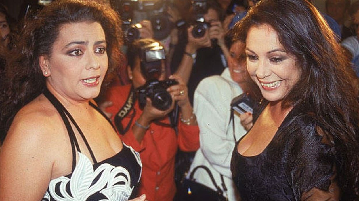María del Monte e Isabel Pantoja fotografiadas por la prensa