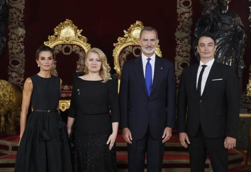 El rey Felipe VI y la reina Letizia posan junto a la presidenta de Eslovaquia, Zuzana Caputová y su pareja, Juraj Rizman , durante la recepción a los jefes de estado y jefes de gobierno hoy martes en el Salón del Trono del Palacio Real, en Madrid