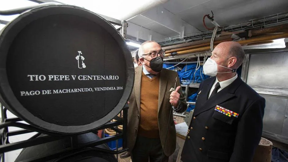 El vino de Tío Pepe ya está a bordo de Elcano