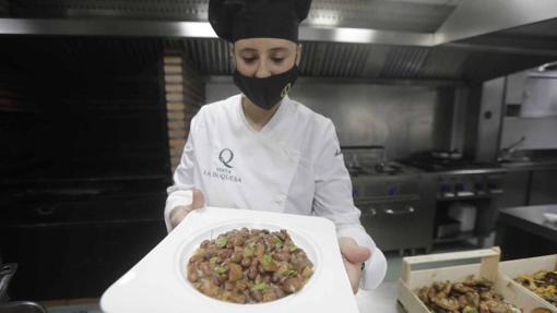 Miriam Rodríguez con un plato de alubias con níscalos