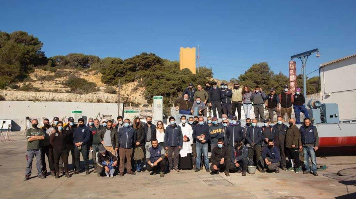 Foto de familia en el puerto de Conil tras el bautizo de la almadraba