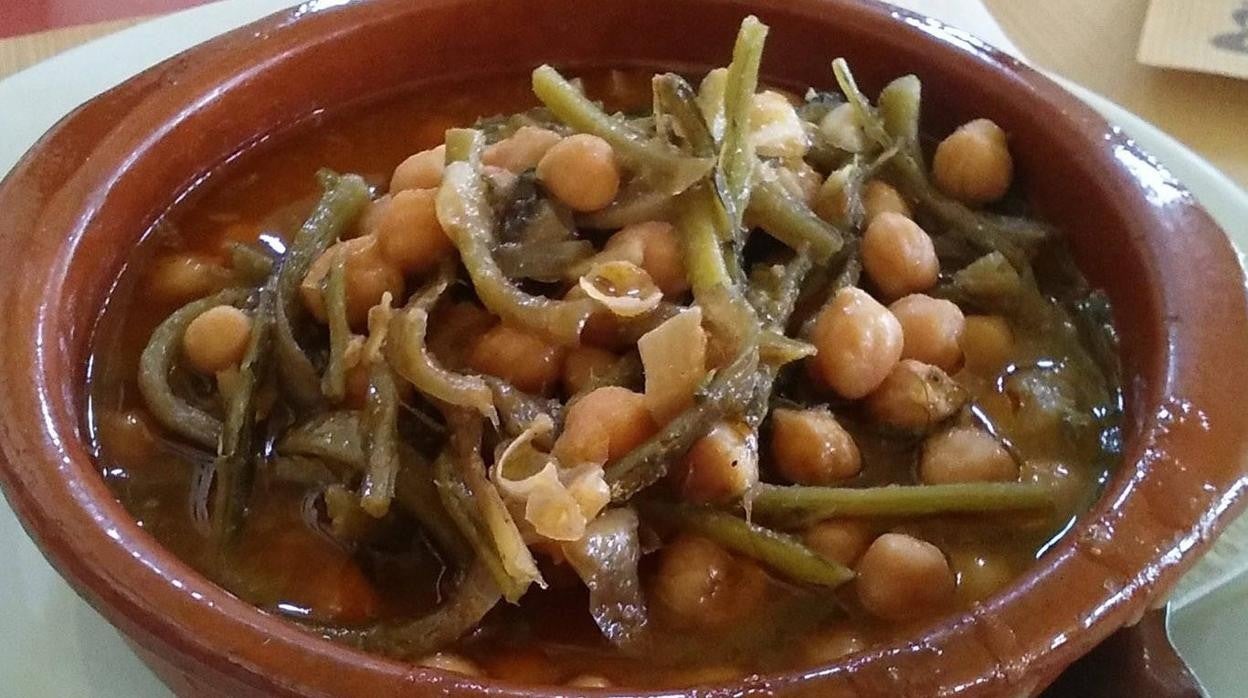 Un plato de garbanzos con tagarninas