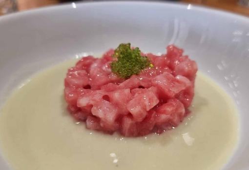 Tartar de atún toro con ajoblanco de manzana