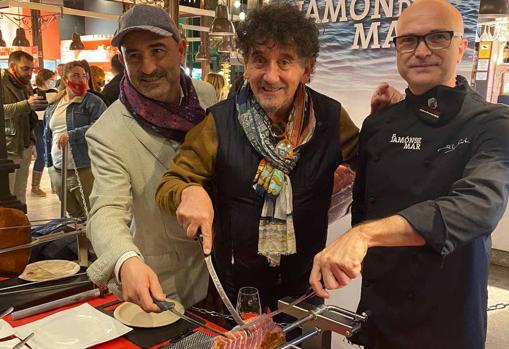 Florencio Sanchidrián, con el jamón del mar de Petaca Chico