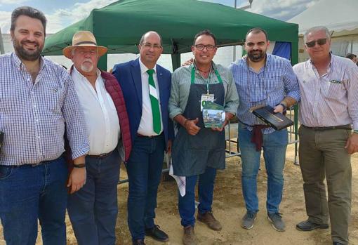 Otro de los premiados en el Concurso de Zopas con el alcalde y el jurado