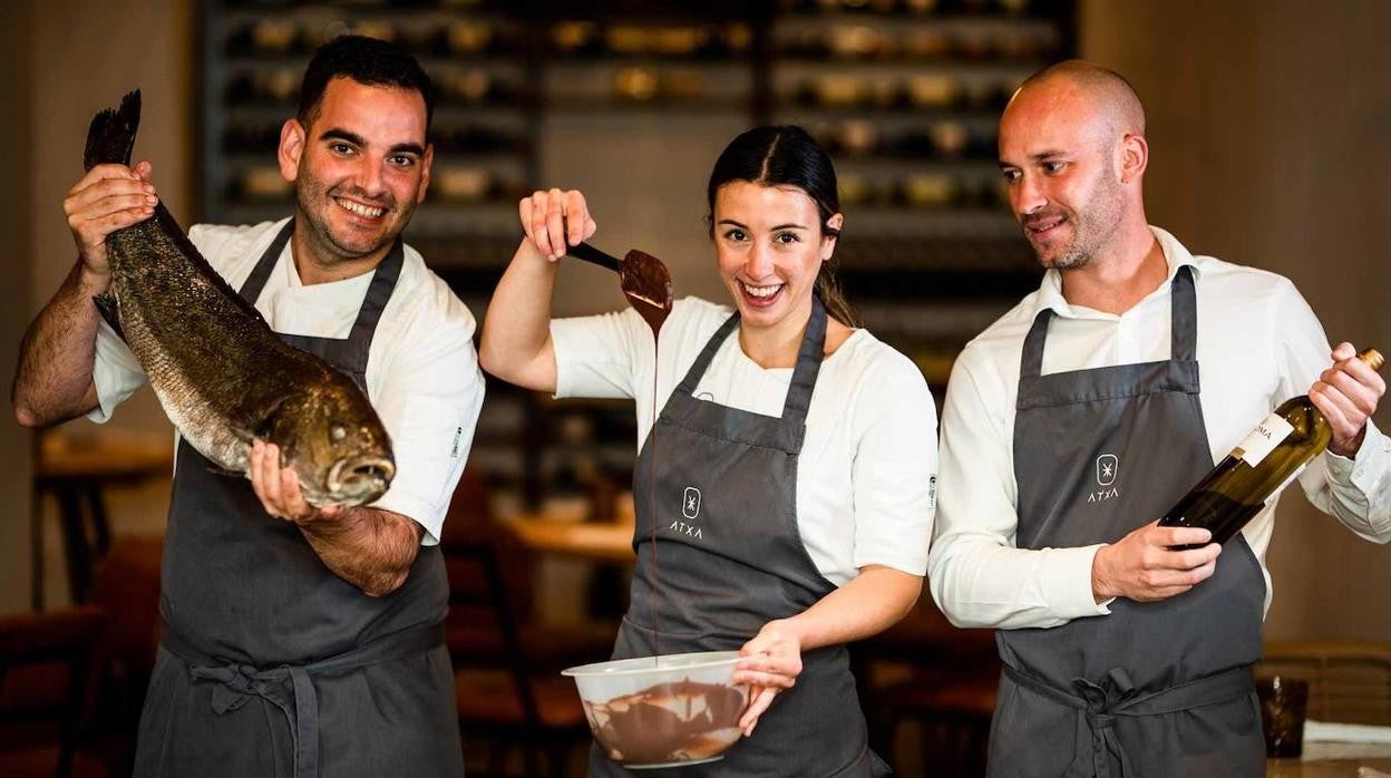 De izquierda a derecha, Arturo, Laura y Paco, el equipo de Atxa