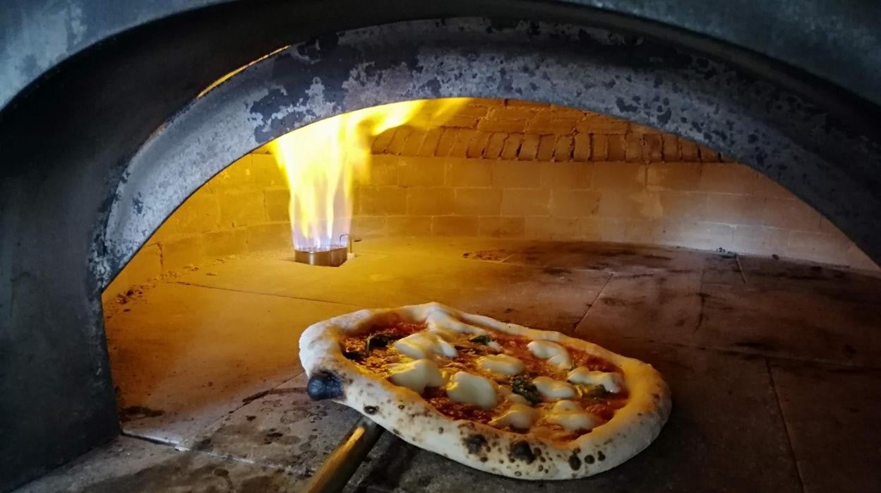 Una pizza de Los Napolitanos, en Rota, a punto de entrar en el horno