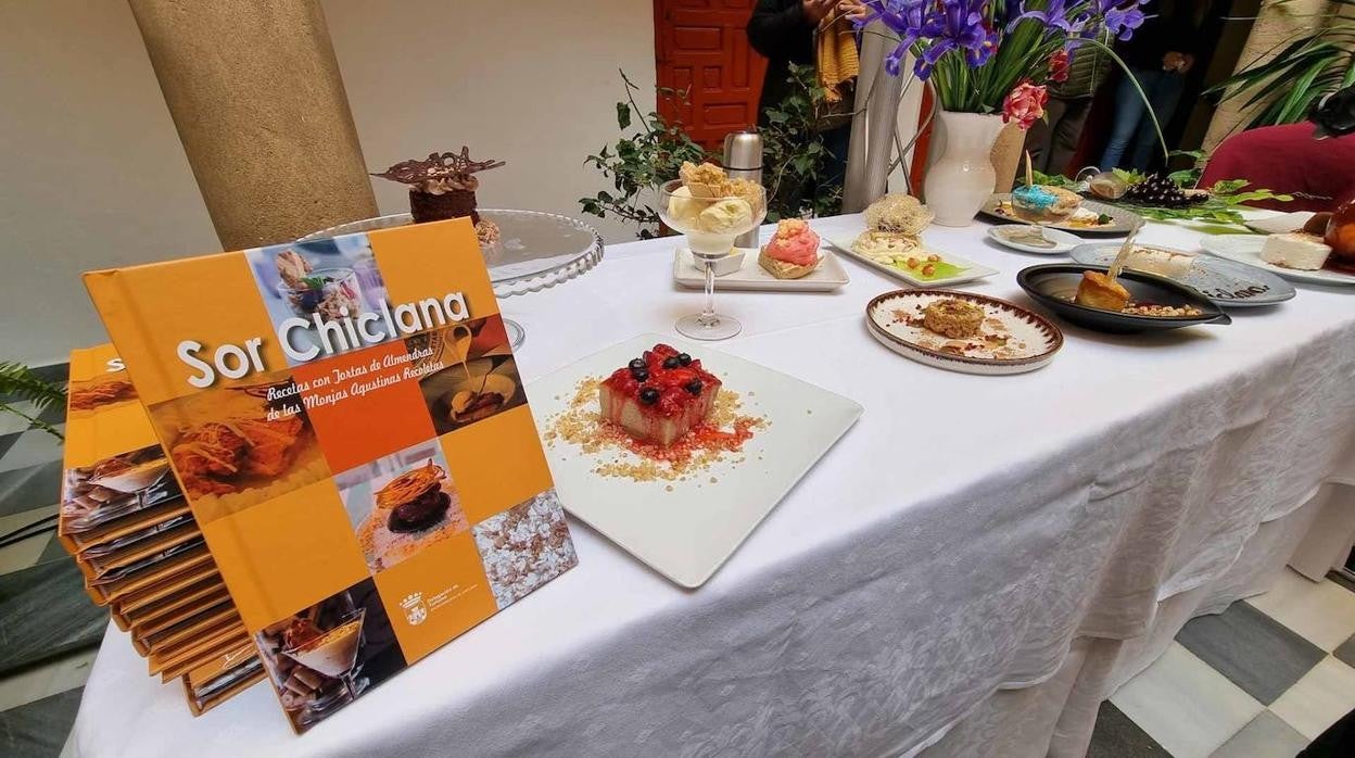 El libro Sor Chiclana junto a algunos de los postres