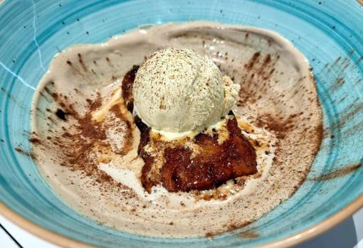 Torrija con mouse de café y helado de vainilla