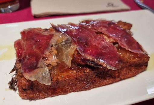 La torrija de foie con manzana caramelizada y jamón