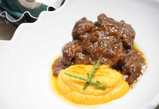 Carrillada de bellota al oloroso con puré de calabaza ahumada