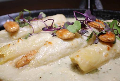 Espárragos blancos gratinados y almendras crujientes