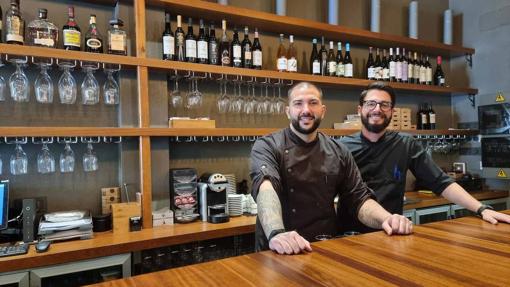 Álvaro Cano y Jose Flor, en la barra de La Marmita