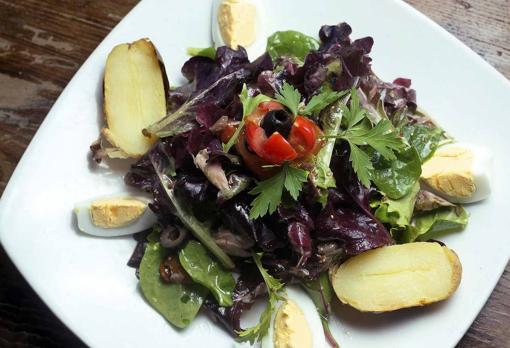 Una de las ensaladas de la carta