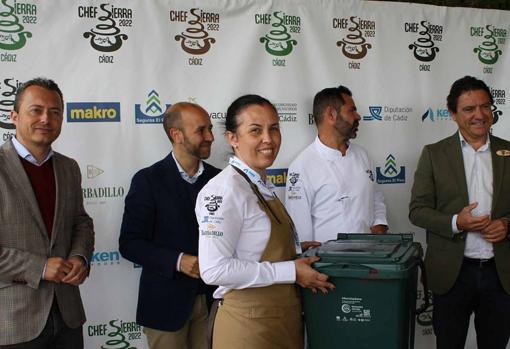 Una de las concursantes con el kit de reciclaje