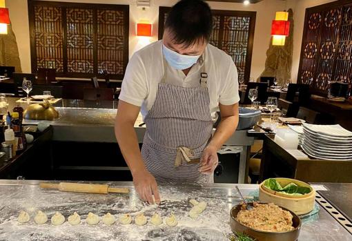 Luis Shi, preparando los Dim Sum