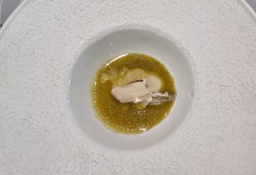 Ostra sobre sopa cítrica, caviar de Fino y compota de manzana