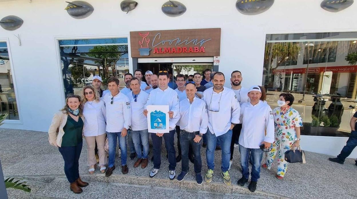 Los participantes en la jornada, en la entrada de Cooking Almadraba