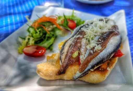 Tosta de boquerones en vinagre y anchoas con alioli