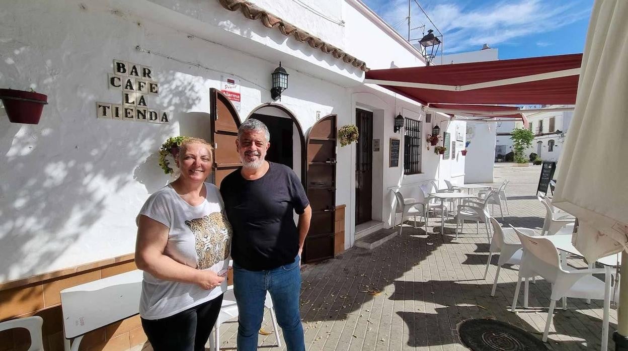 Rosa Sánchez y Narci Corrales, en la terraza de La Tienda