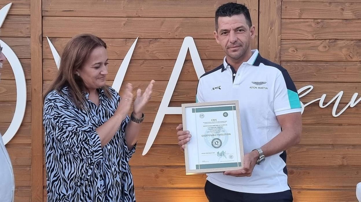 Israel Fernández, con el certificado que le entregó Ana González, junto a él