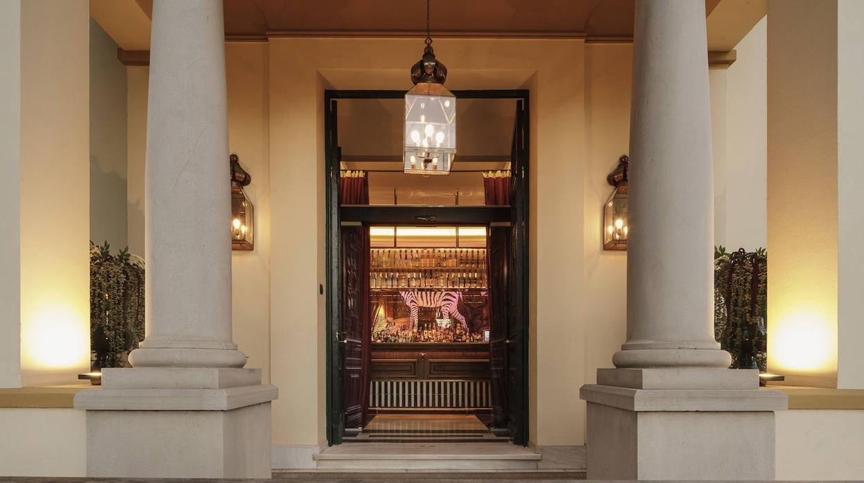 Entrada al restaurante Casa Ozama, en Sevilla