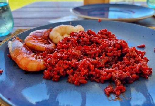 La paella roja, una de las especialidades