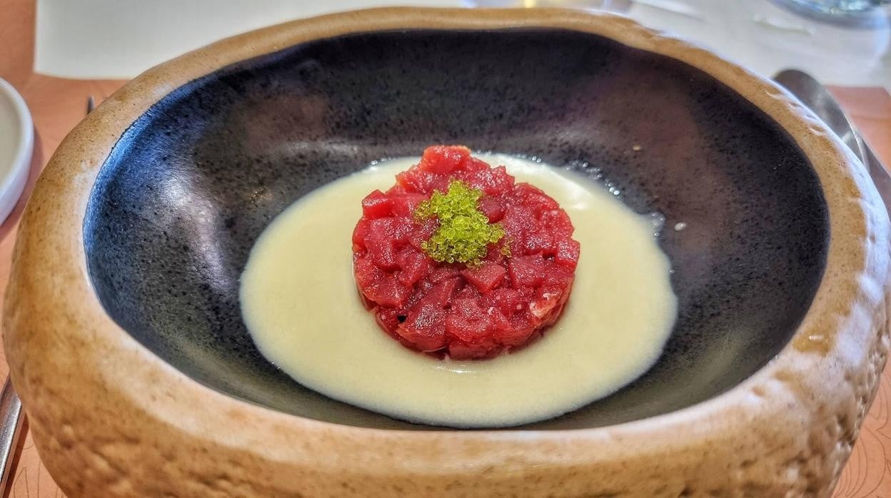 Tartar de atún en ajoblanco de manzana