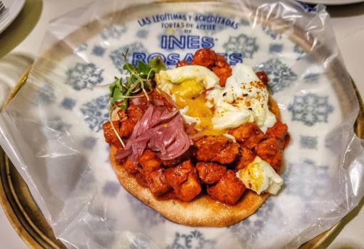 Atún pibil con huevo poché sobre torta de Inés Rosales