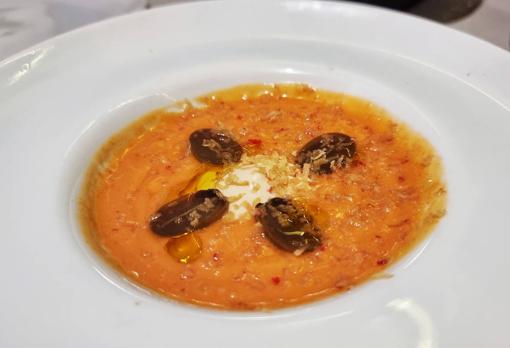 Salmorejo con mazamorra, huevas de maruca y uvas maceradas en vino blanco