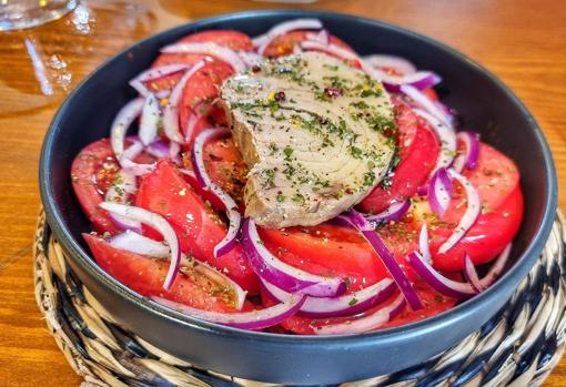 Ensalada de tomates rosas con lomos de atún de Barbate