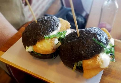 Pan bao con tinta de calamar, chocos fritos, alga wakame y alioli