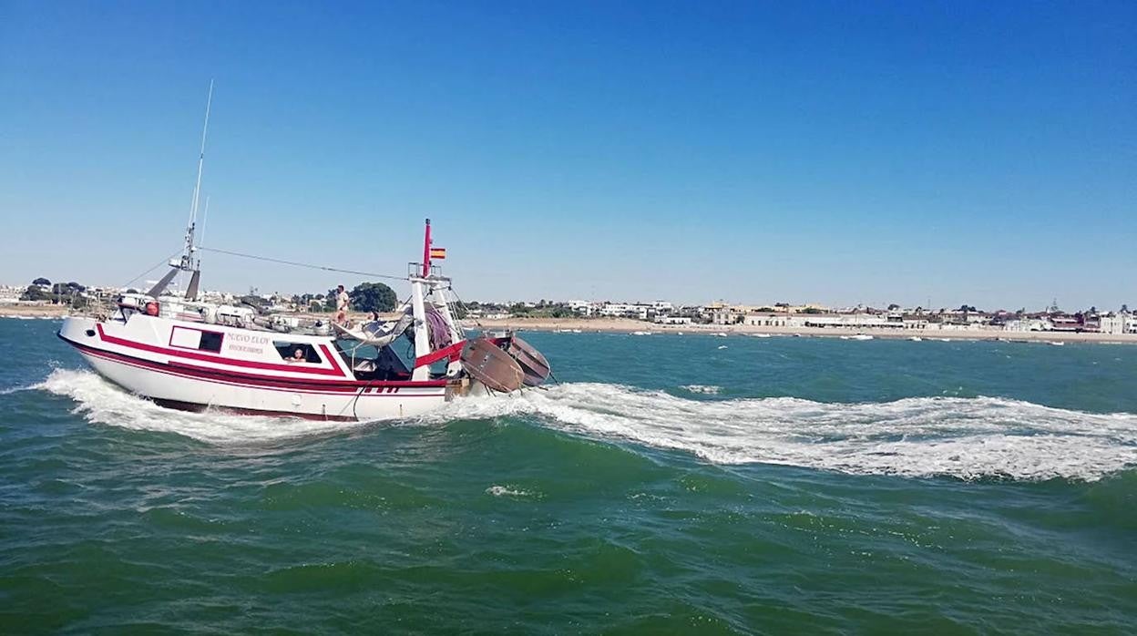 Un barco de pesca volviendo al puerto de Sanlúcar tras la jornada de faena