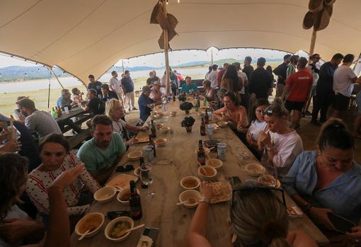 Una de las mesas durante el almuerzo